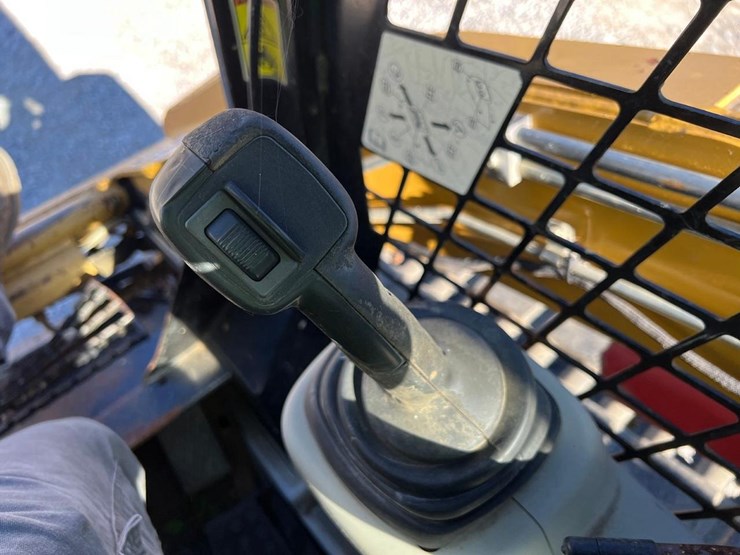 2013-caterpillar-289c2-image-17