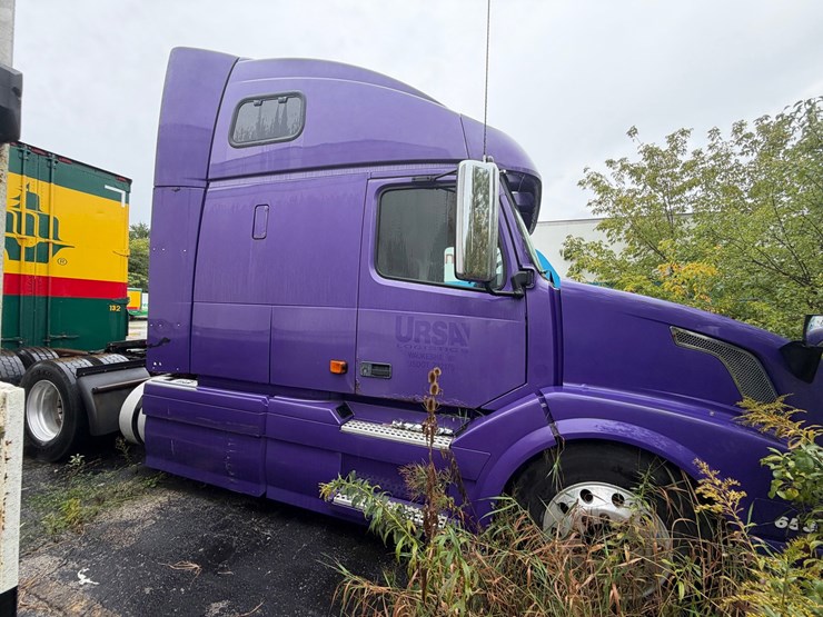 #1662-•-volvo-sleeper-cab-truck-tractor-image-6