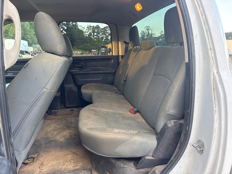 2016-dodge-3500-image-11