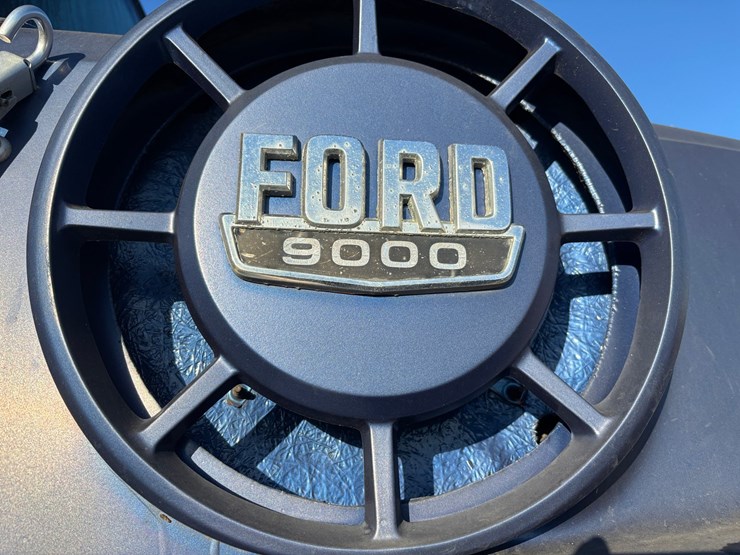 1982-ford-l9000-image-25