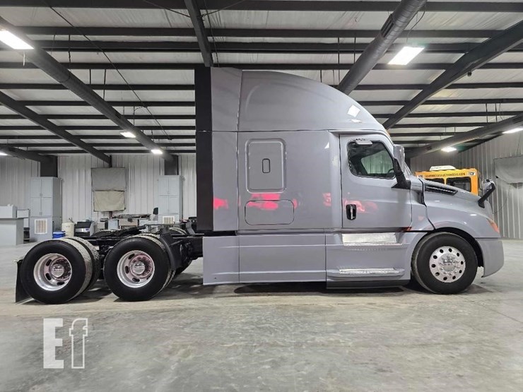 2020-freightliner-cascadia-126-image-6