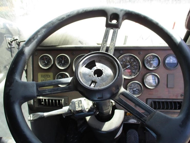 2009-peterbilt-320-image-14