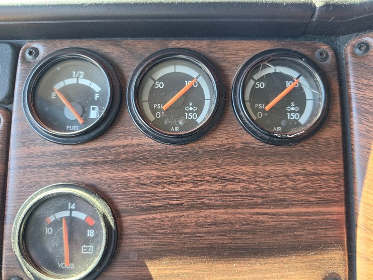 2001-freightliner-fld120-image-59