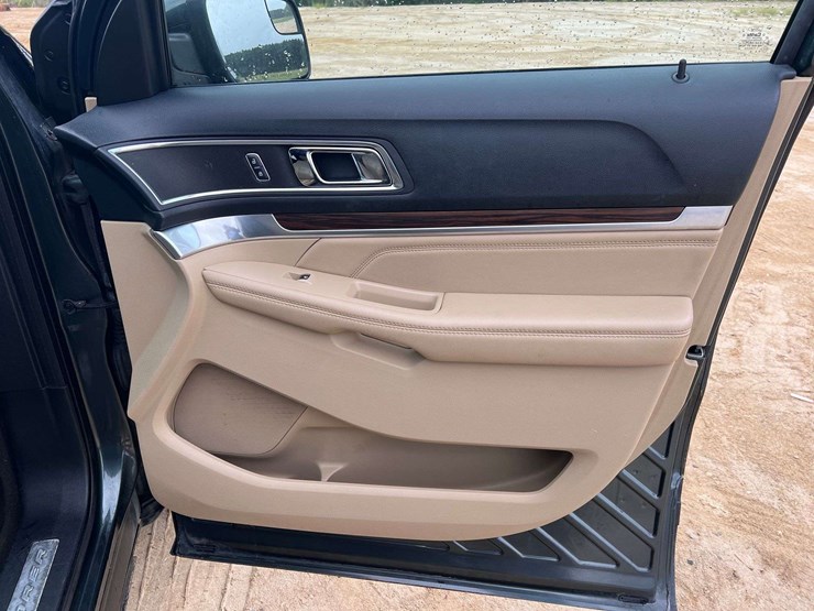 2016-ford-explorer-limited-image-20