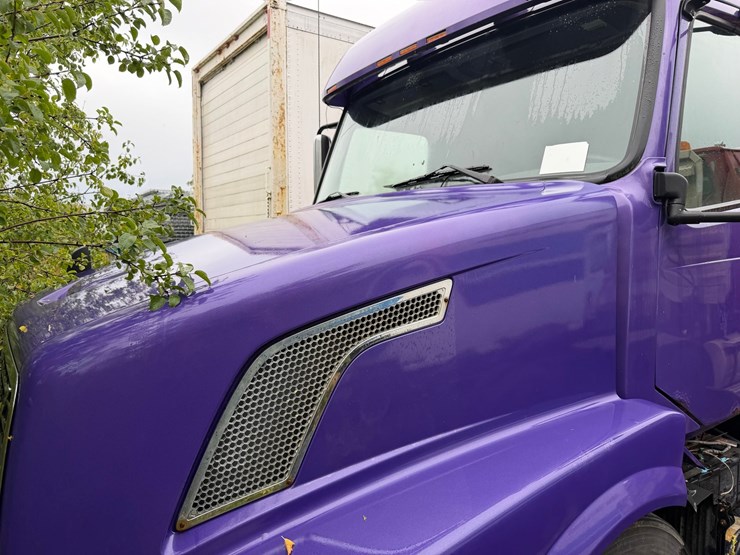 #1662-•-volvo-sleeper-cab-truck-tractor-image-9