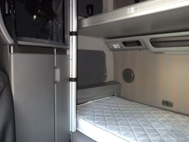 2022-volvo-vnl860-image-25