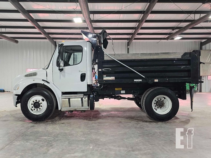 2016-freightliner-m2-106-image-5