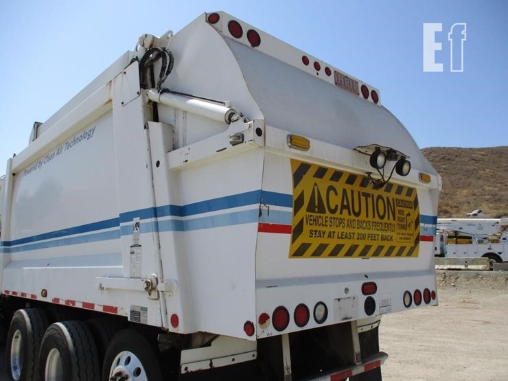 2010-peterbilt-320-image-24