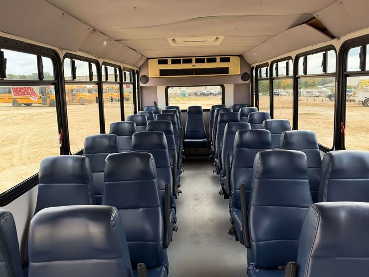 2017-ford-e450-image-16