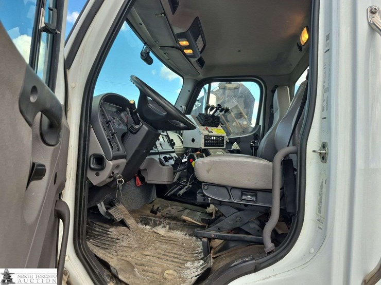 2019-freightliner-108sd-image-10