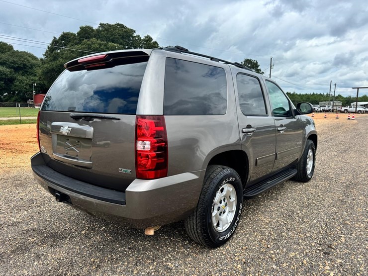 2011-chevrolet-tahoe-image-5