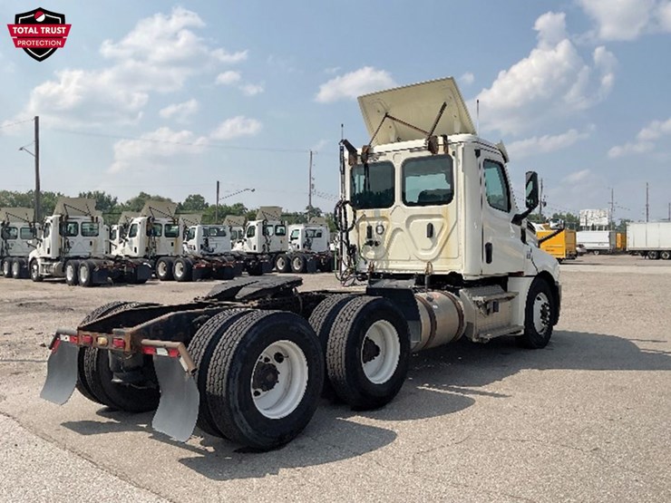 2019-freightliner-cascadia-126-image-2