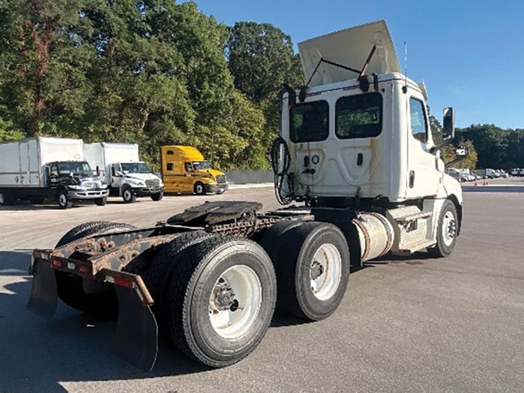 2019-freightliner-cascadia-126-image-2