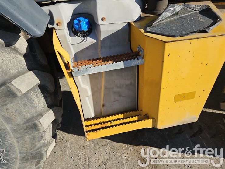 2018-deere-410l-image-35