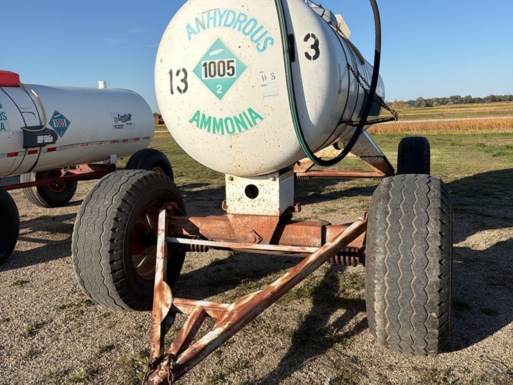 11-8--1450-gallon-nh3-tank,-16.5---22.5-tires-image-2