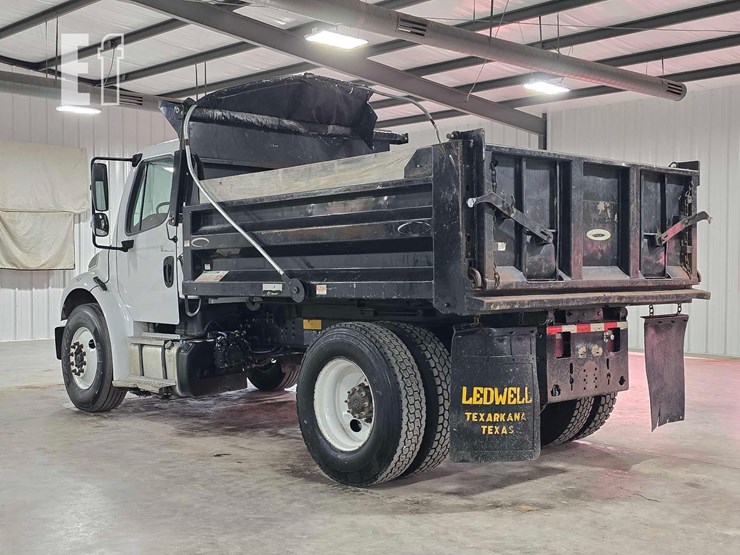 2016-freightliner-m2-106-image-4
