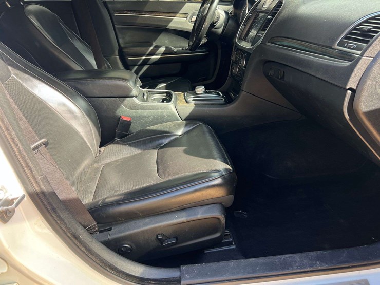 2020-chrysler-300-awd-3.6l-v6-sedan-(166,122-miles)-image-28