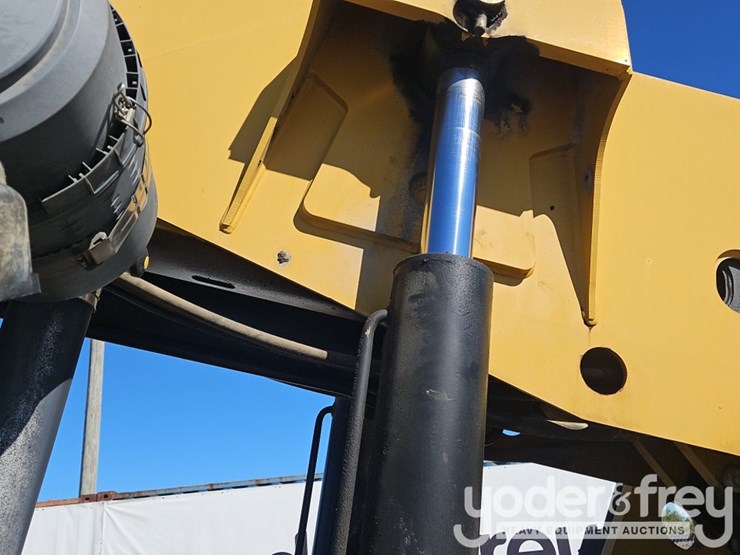 2014-caterpillar-tl1055c-image-23