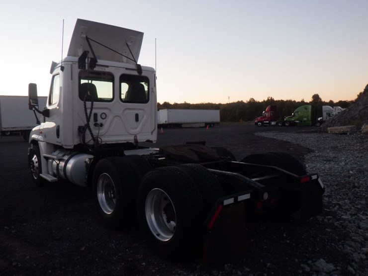 2018-freightliner-cascadia-125-image-11