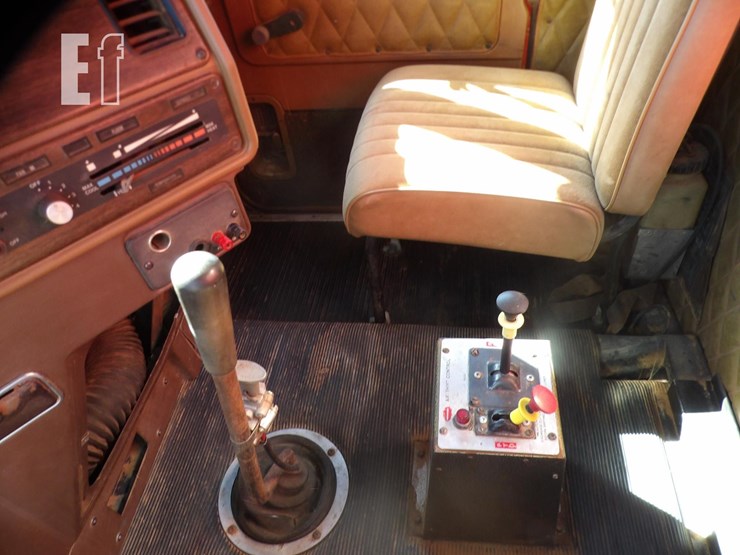1984-freightliner-flc120-image-15