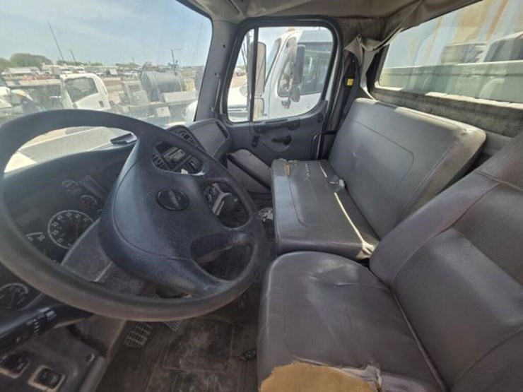2013-freightliner-114sd-image-7