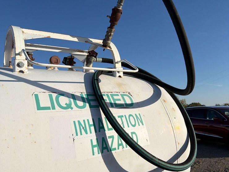 11-16-1450-gallon-nh3-tank,-16.5l---16.1-sl-tires-image-12