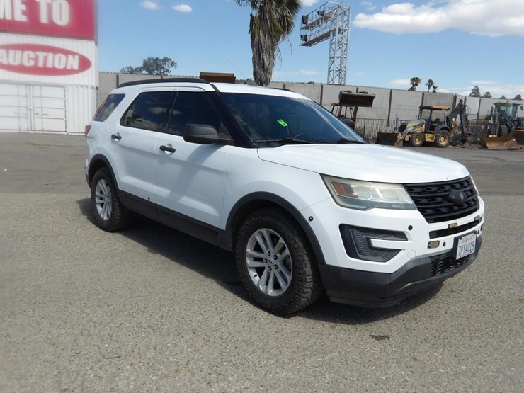 2016-ford-explorer-image-2