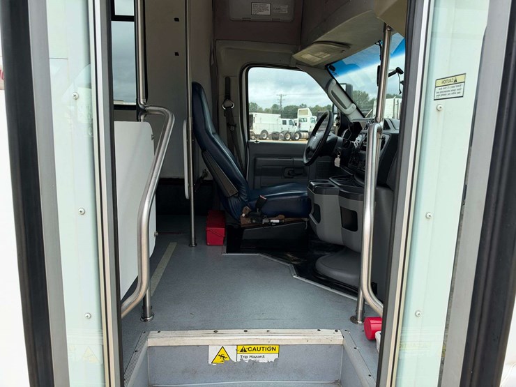 2017-ford-e450-image-14