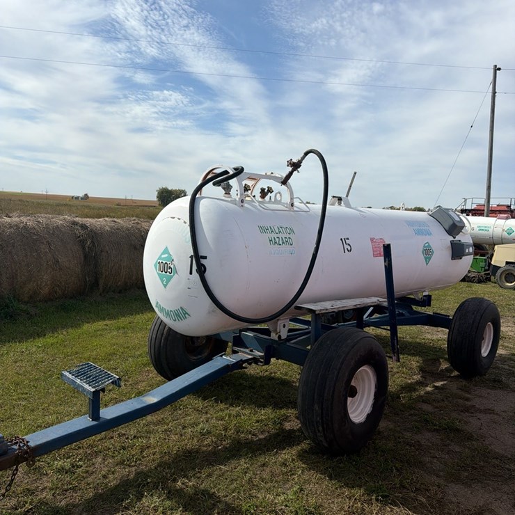 11-21 1450 gallon NH3 tank, 16.5L - 16.1 SL tires