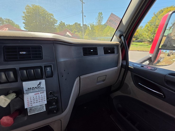 2014-peterbilt-579-image-45