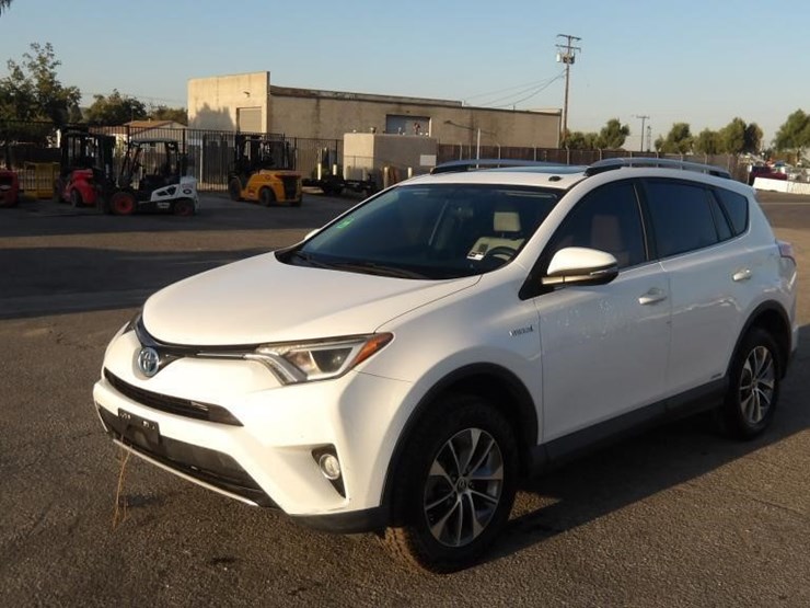 2016-toyota-rav4-xle-image-1