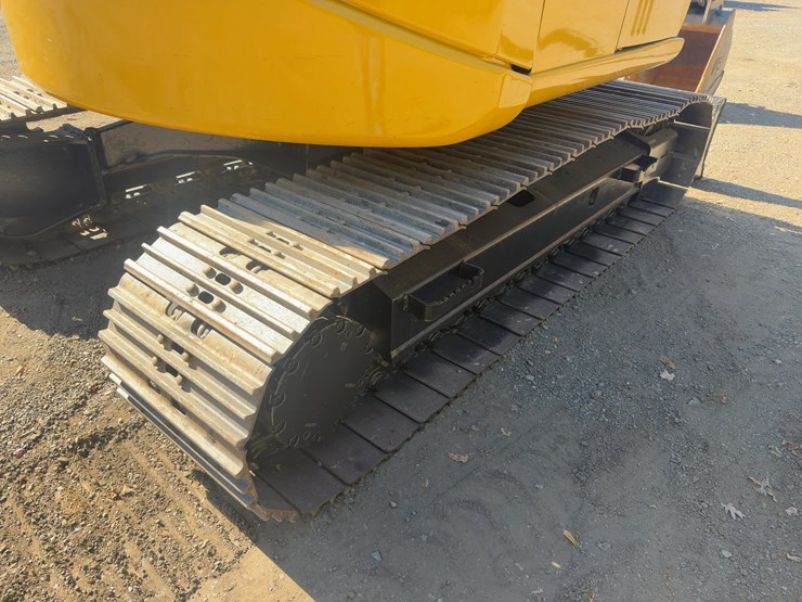 2010-deere-135d-image-25