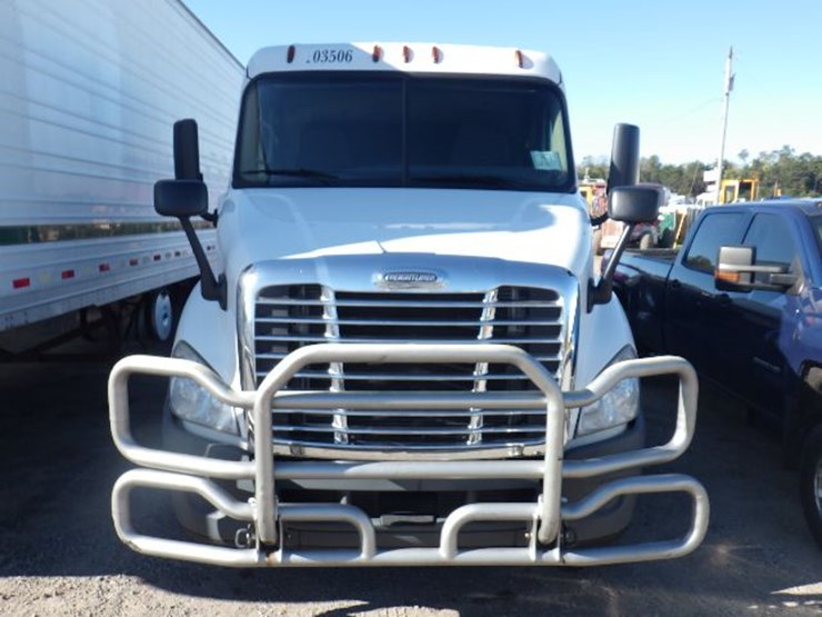2020-freightliner-cascadia-113-image-2