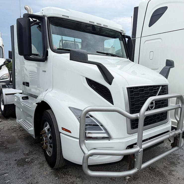 2024 VOLVO VNR300