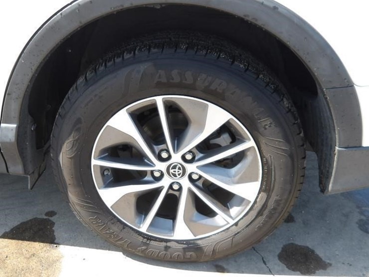 2017-toyota-rav4-xle-image-5
