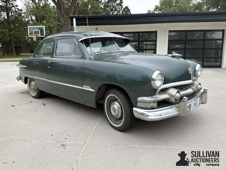 1951-ford-custom-tudor-2-door-sedan-image-3