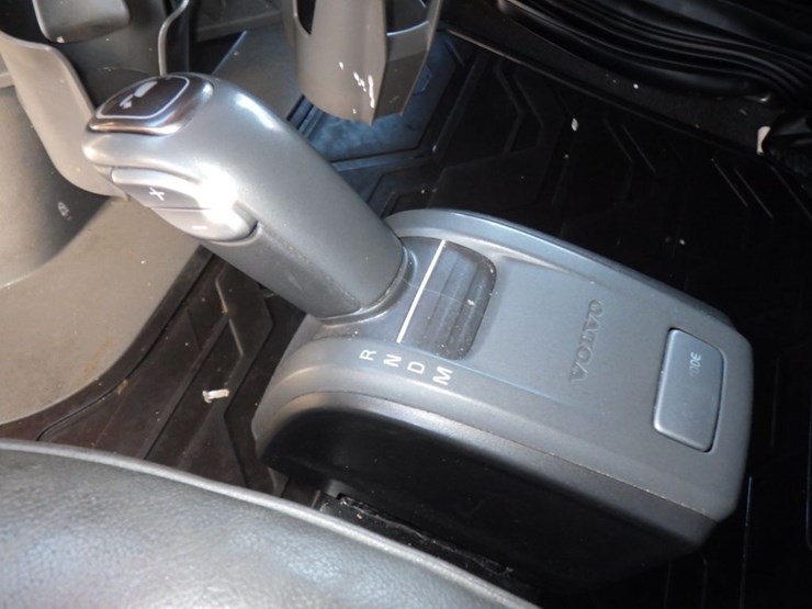 2022-volvo-vnl860-image-23