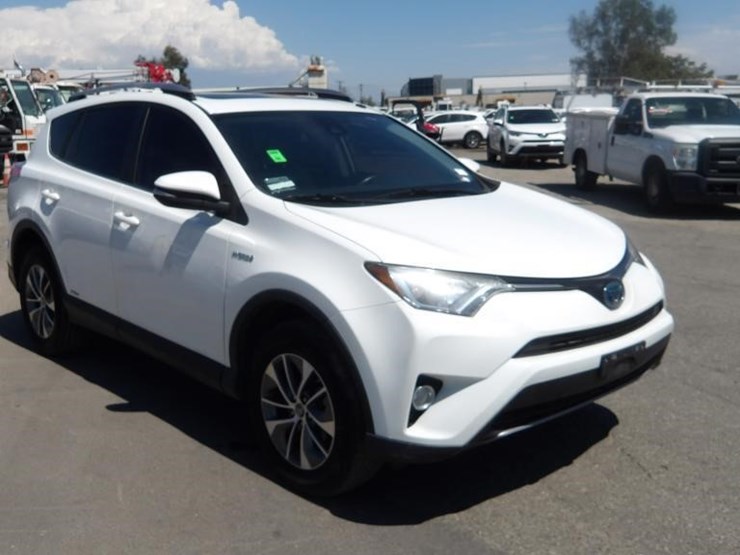 2017-toyota-rav4-xle-image-2