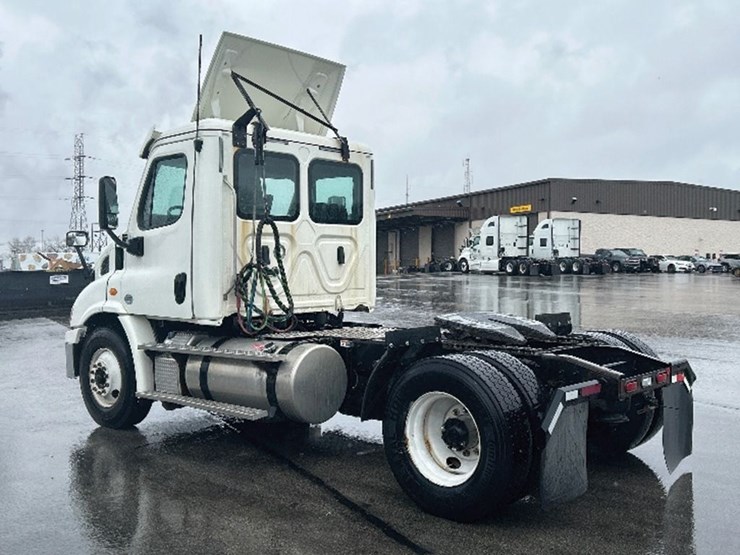 2019-freightliner-cascadia-113-image-2
