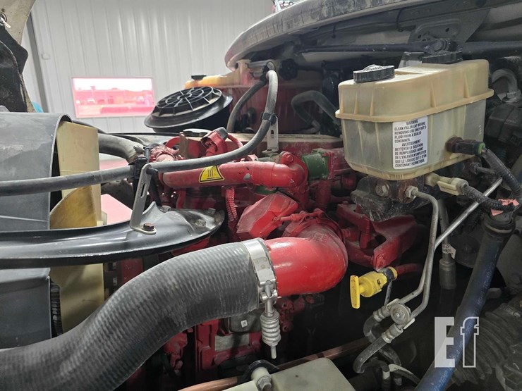 2016-freightliner-m2-106-image-19