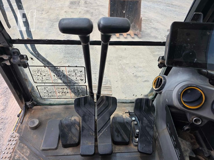 2023-jcb-220x-lc-image-15