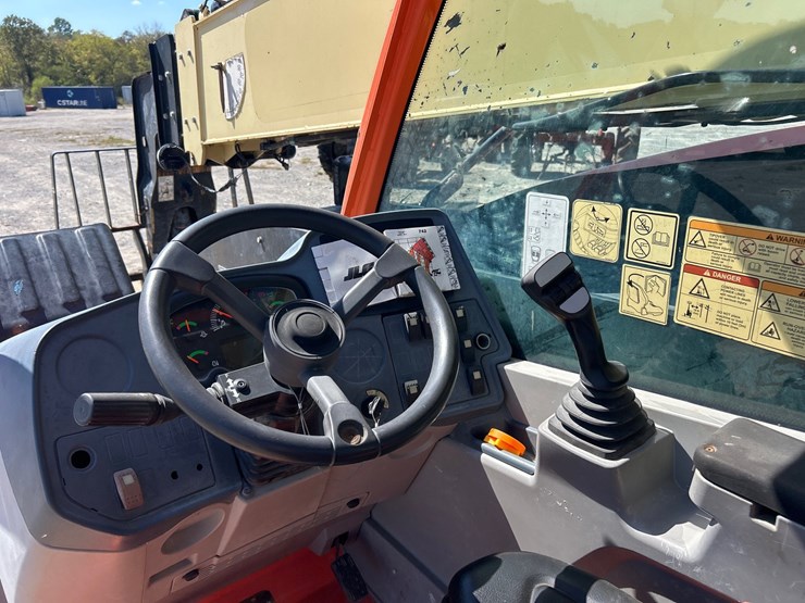 2018-jlg-742-image-13