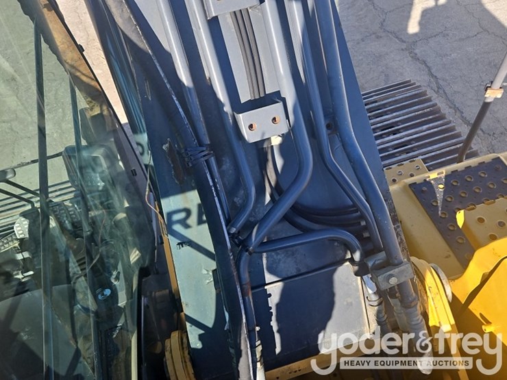 2011-deere-200d-image-29