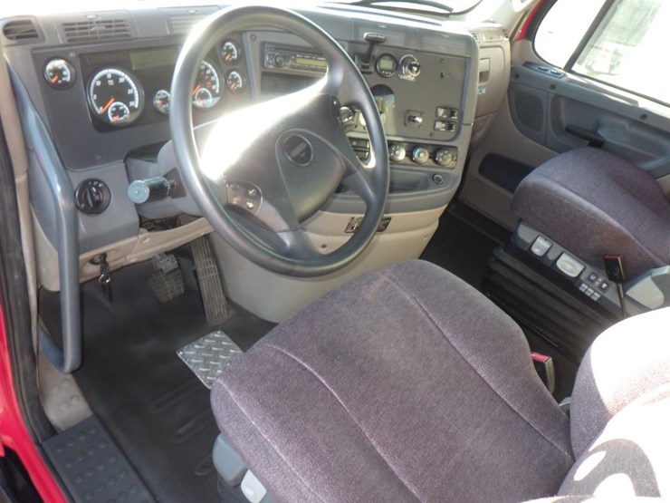 2017-freightliner-cascadia-125-image-15