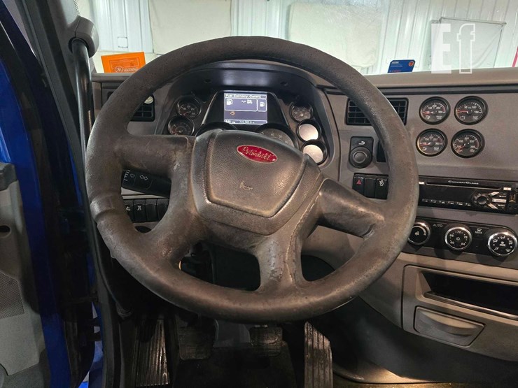 2017-peterbilt-579-image-10