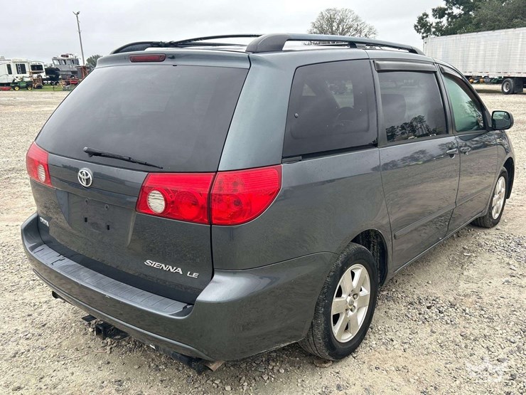 2007-toyota-sienna-image-3