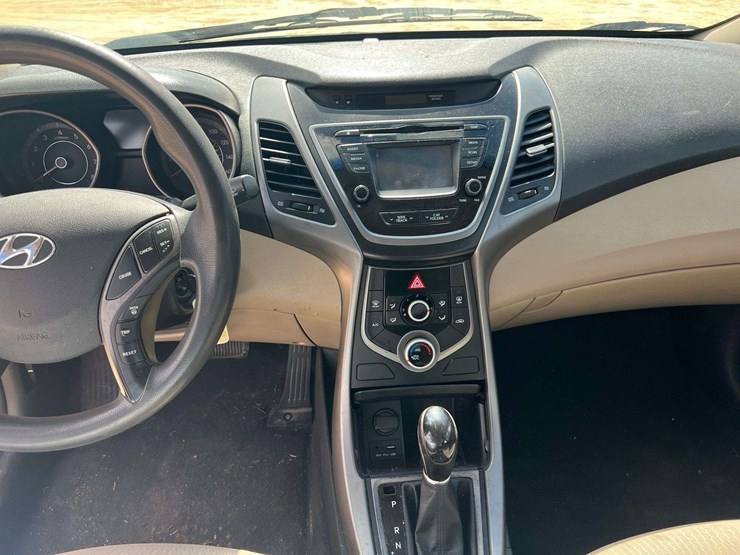 2015-hyundai-elantra-4-door-sedan-(177,178-miles)-image-13
