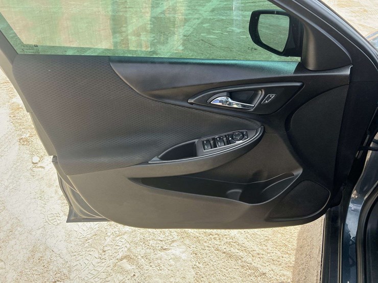 2020-chevrolet-malibu-4-door-sedan-(140,570-miles)-image-9