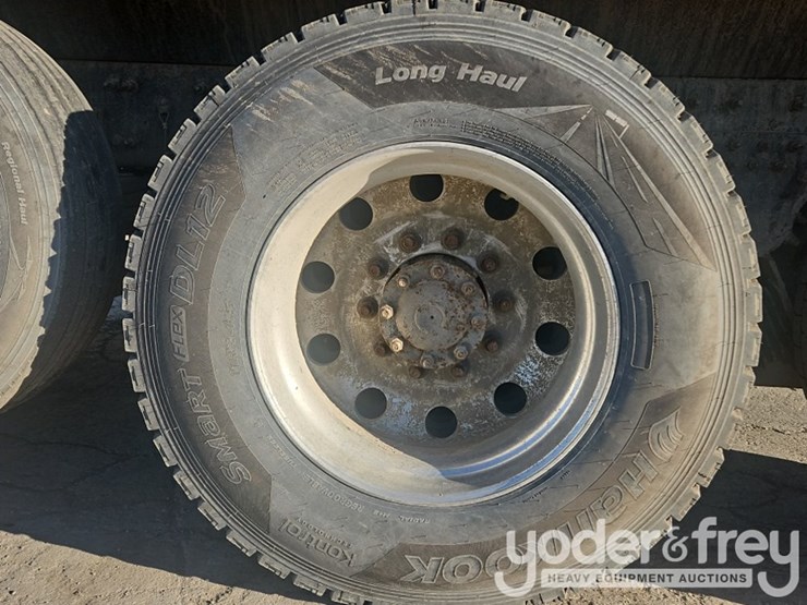 2019-freightliner-122sd-image-13