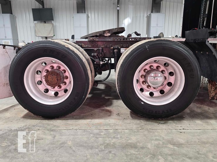 2021-peterbilt-579-image-17